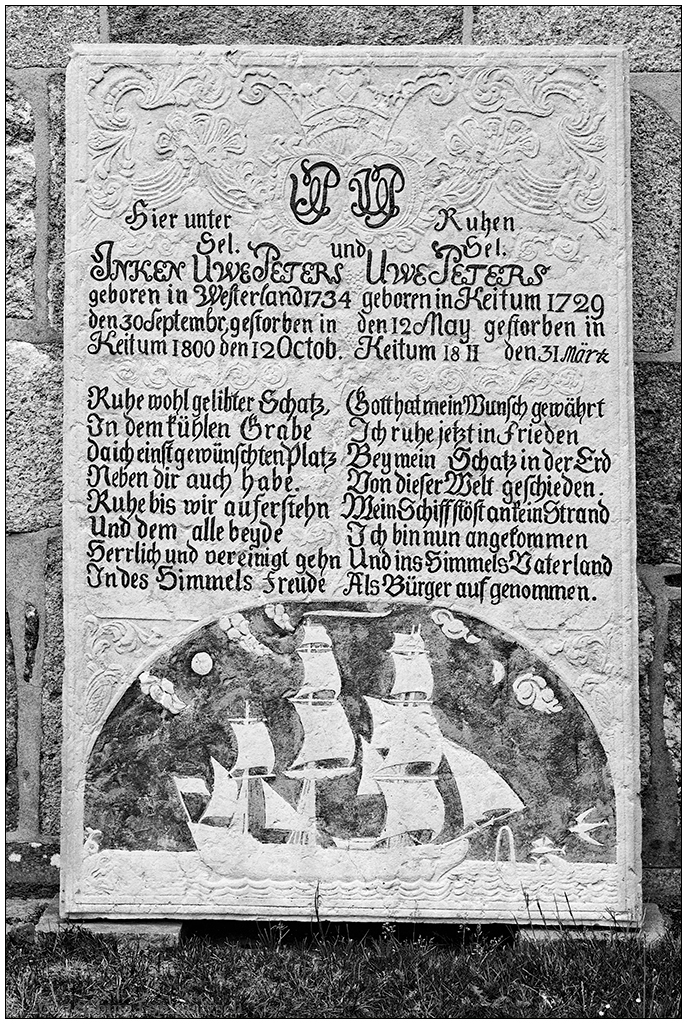 206 Sylt – Keitum Friedhof: Restaurierter Grabstein