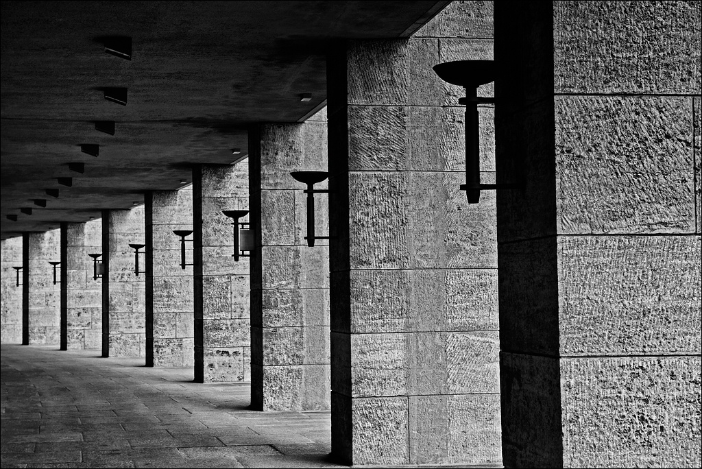 21 Feuerhalter im Umgang - Olympiastadion - Berlin 09-2012