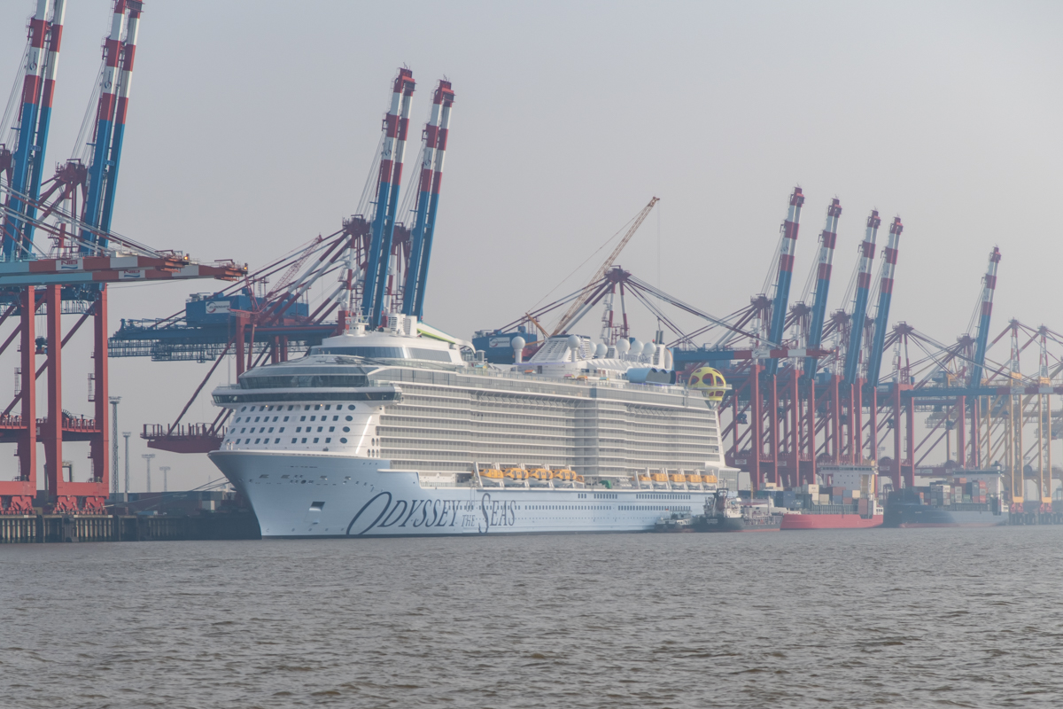 210303 Majestic Maersk Odyssey of the Seas-10.jpg