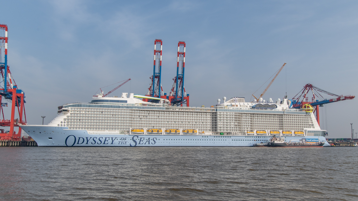 210303 Majestic Maersk Odyssey of the Seas-11.jpg