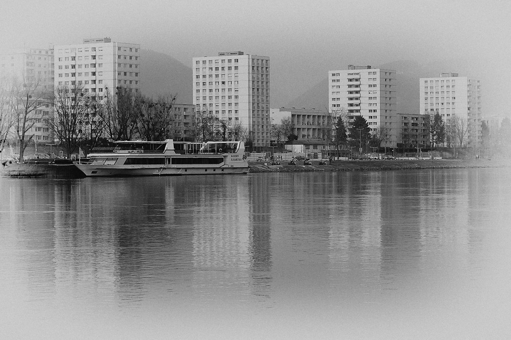 2120324 V1 2547 01 LinzUrfahr Donaulände