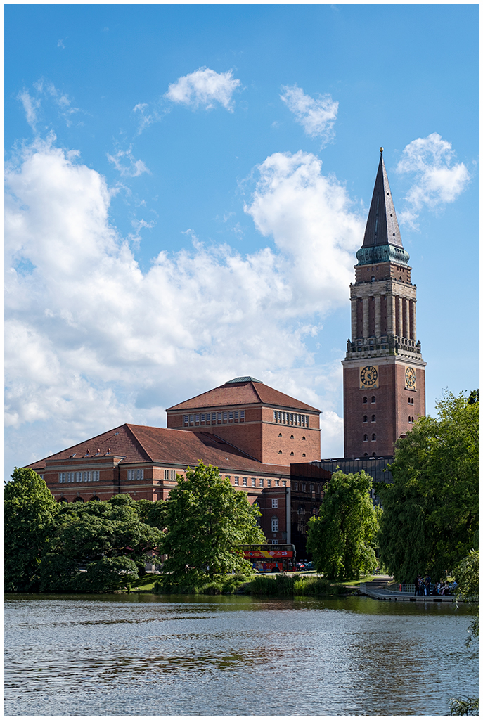 239 Klassische Kieler Postkartenansicht (Opernhaus mit Kleinem Kiel im Vordergrund und Rathausturm im Hintergrund)