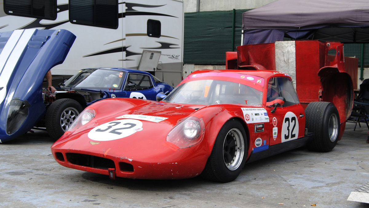 32 (2) Chevron B8