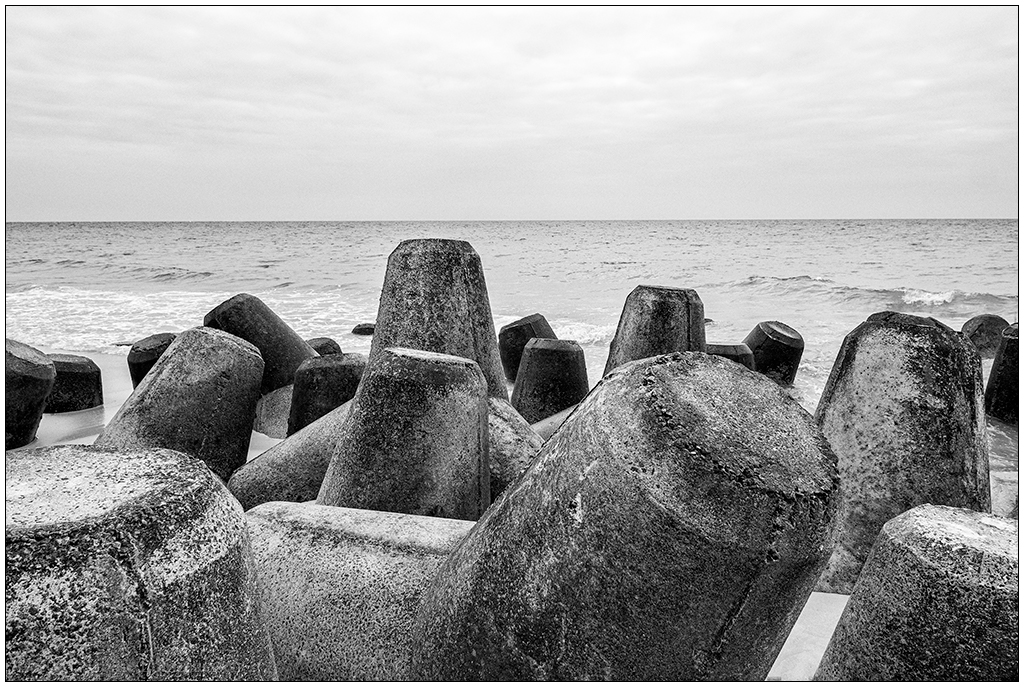 335 Sylt – Hörnum Odde Tetrapoden II Schwarzweiß