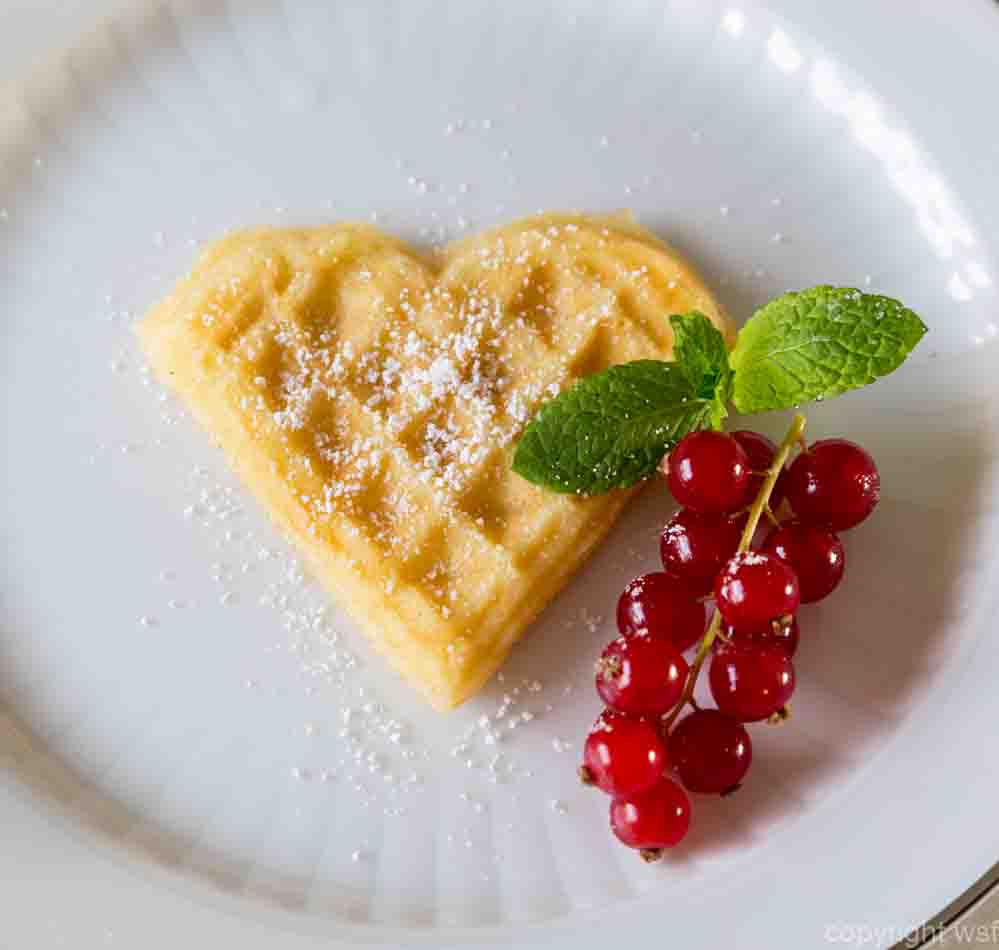 39 Waffelherz mit Johanisbeeren
