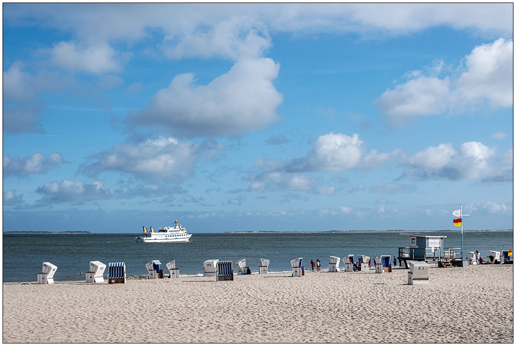 402 Sylt – Am Strand von Hörnum mit Ausflugsschiff und Föhr und Amrum im Hintergrund