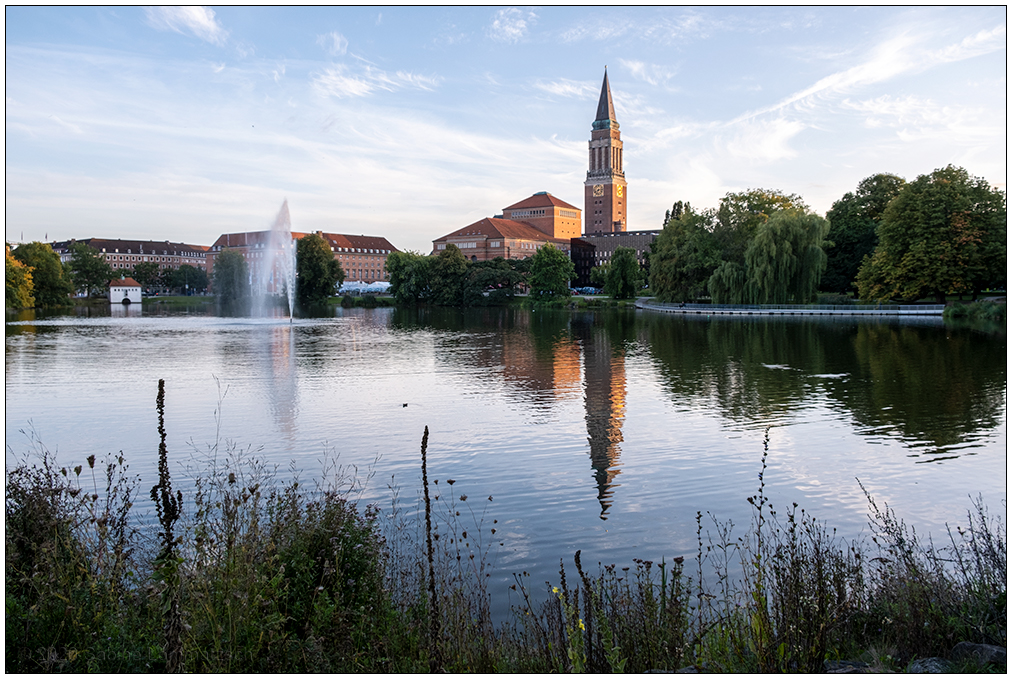 416 Kieler Woche - Spiegelung Rathaus im Kleinen Kiel