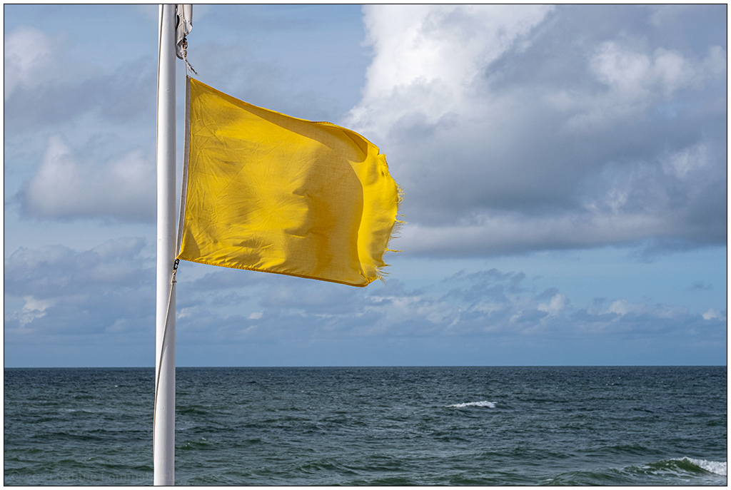 429 Sylt – Gelbe Flagge am Strand