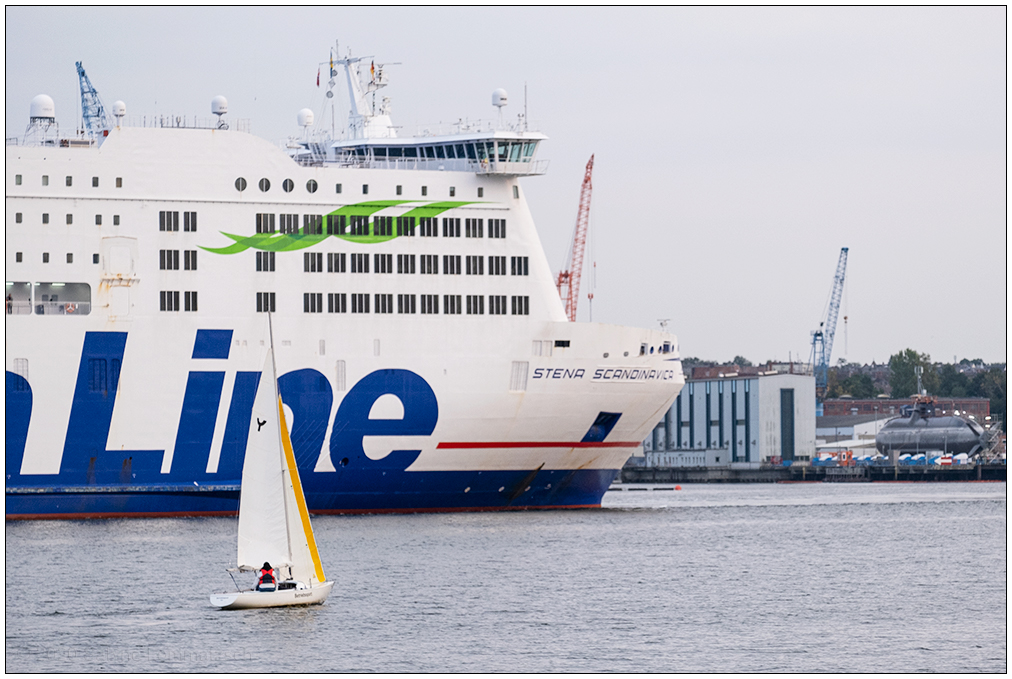 438 "Stena Scandinavica" mit Segelboot