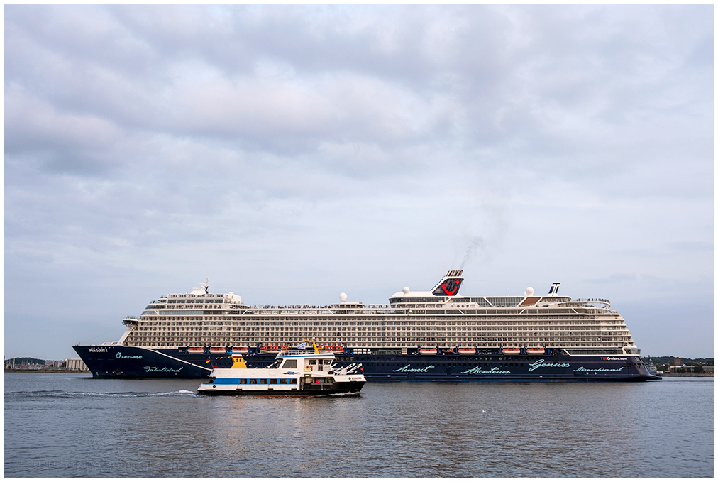 447 "Mein Schiff 1" und Fördedampfer "Schilksee"