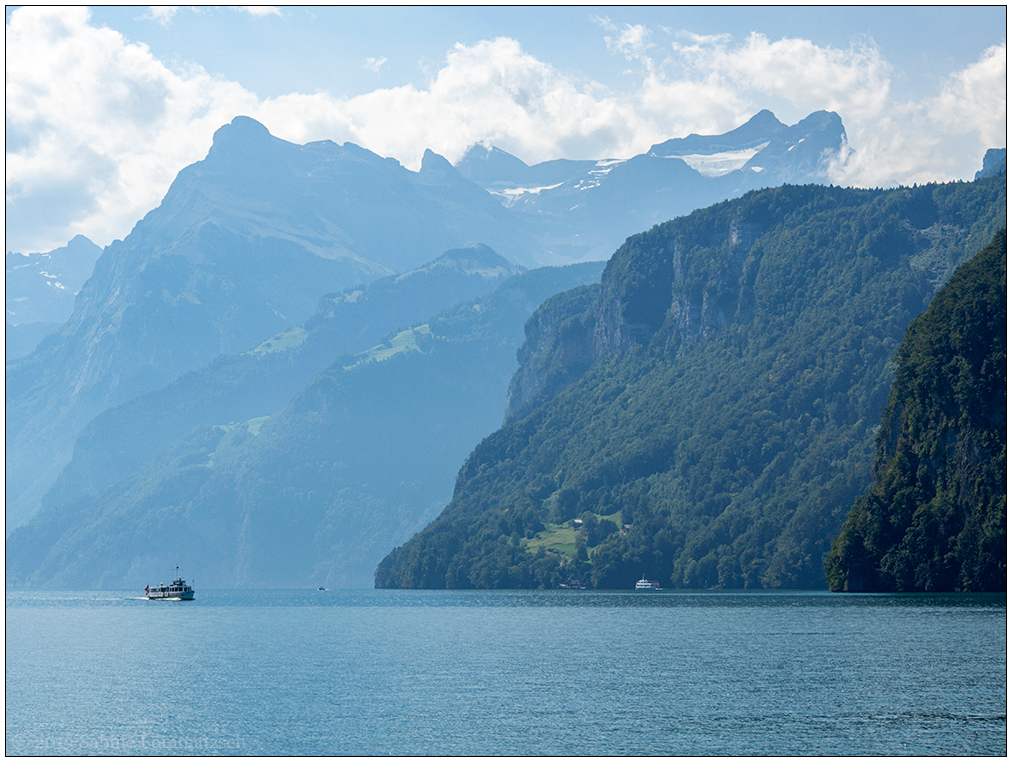 458 Berge und Vierwaldstättersee bei Brunnen