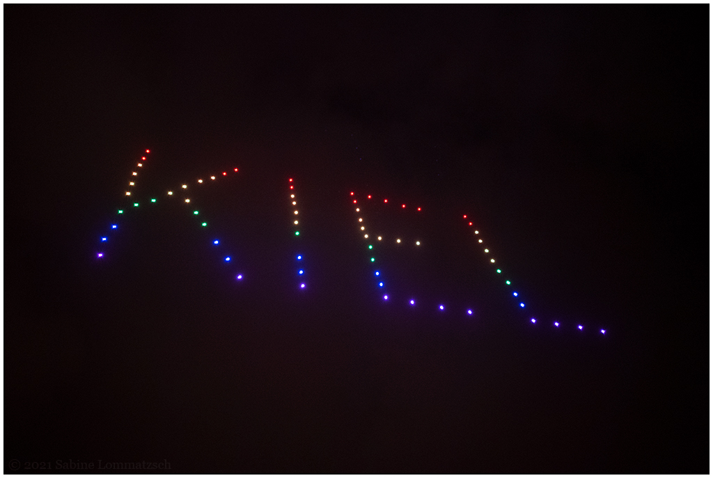 465 Lichtermeer in Kiel 2021 – KIEL in Regenbogenfarben mit Drohnen überm Rathausplatz