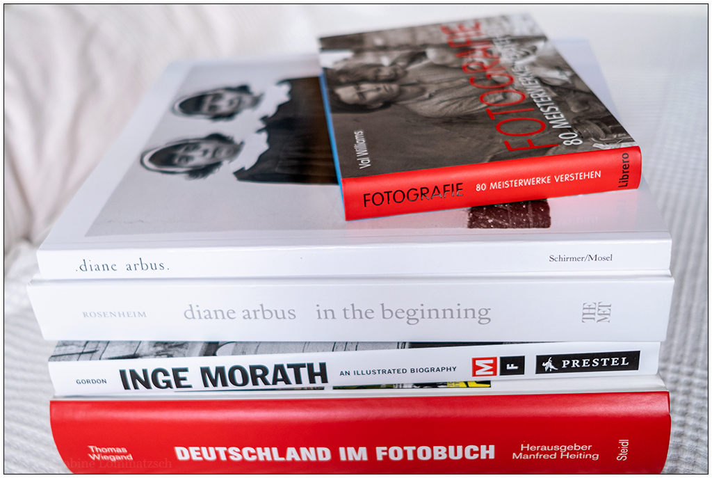488 Bücherstapel mit neuen Fotobüchern