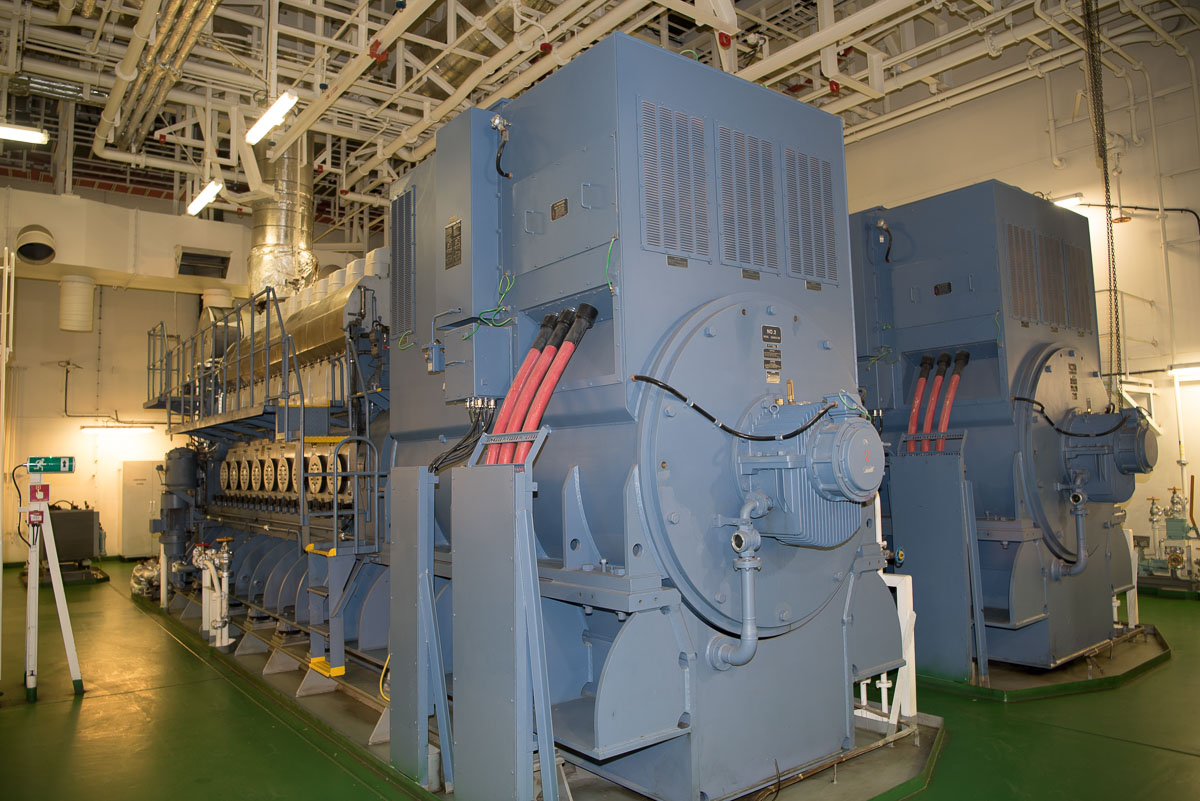 5 Hilfsdiesel zur Stromerzeugung mit 4500KW pro Motor 22500KW gesamt