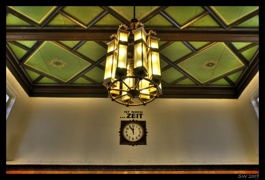 5 vor 12. Es ist noch Zeit.
Bahnhofs-Impressionen I