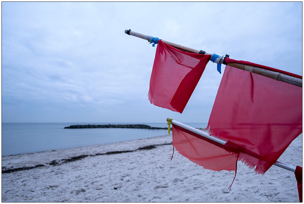 504 Fahnen aufm Fischerboot am Schönberger Strand