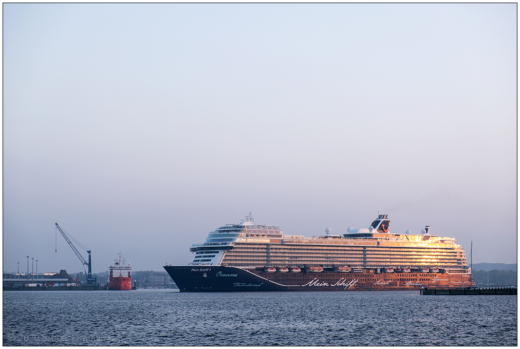 550 Kreuzfahrtschiff mit Sonnenuntergang