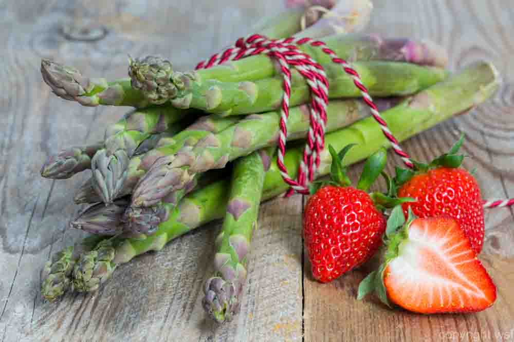 6 spargel mit erbeeren