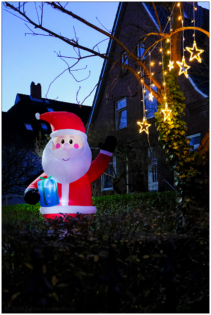 607 Weihnachtsmann im Vorgarten