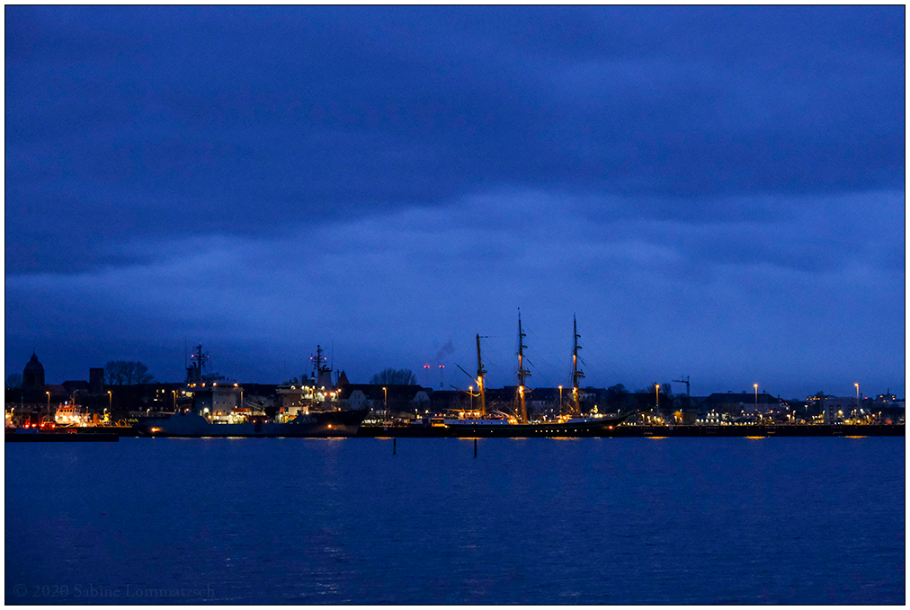 617 Blick zur Tirpitzmole mit der Alexander von Humboldt II.jpg