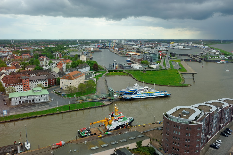 704 5271 cnx nff - Blick vom Radarturm in südliche Richtung, auf die Geestemündung, Fähre nach Nordenham (Blexen), im HG Schleuse und Fischereihafen