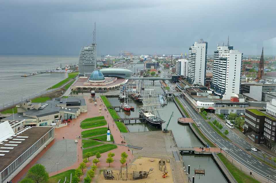 704 5276 cnx nff - Bremerhaven, Blick vom Radarturm in nördl. Richtung auf die "Havenwelten".