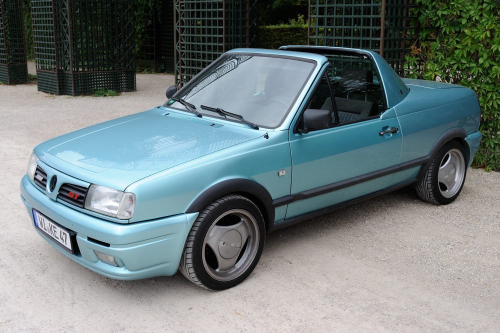 913