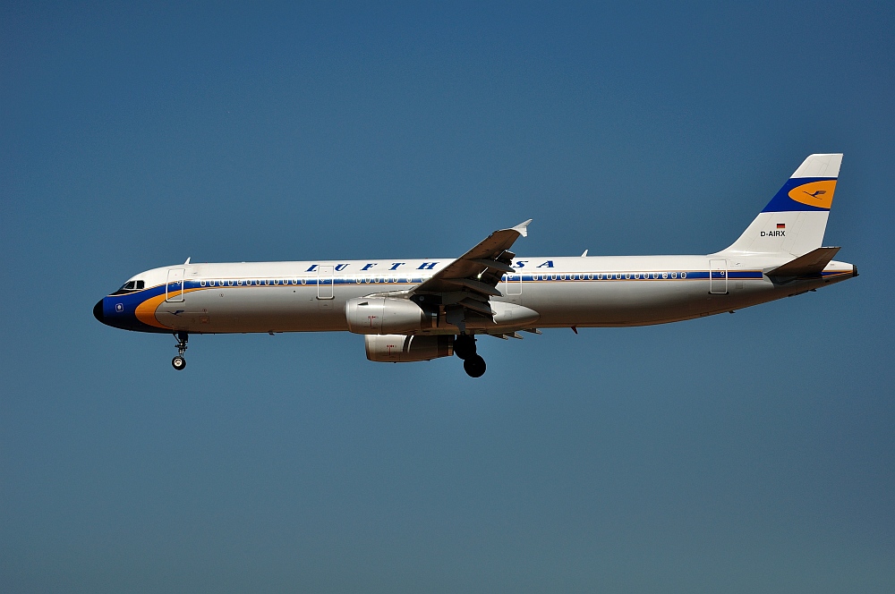 A321-100 in Retro Lackierung