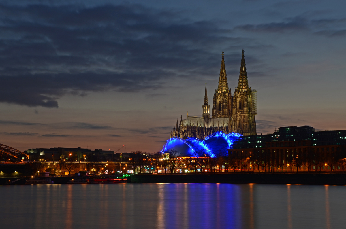 Ab 18:30 war dann auch der Dom angestrahlt.