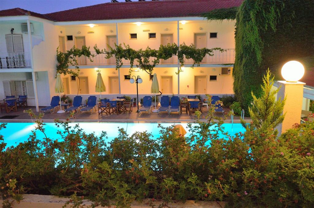 Abend am Pool