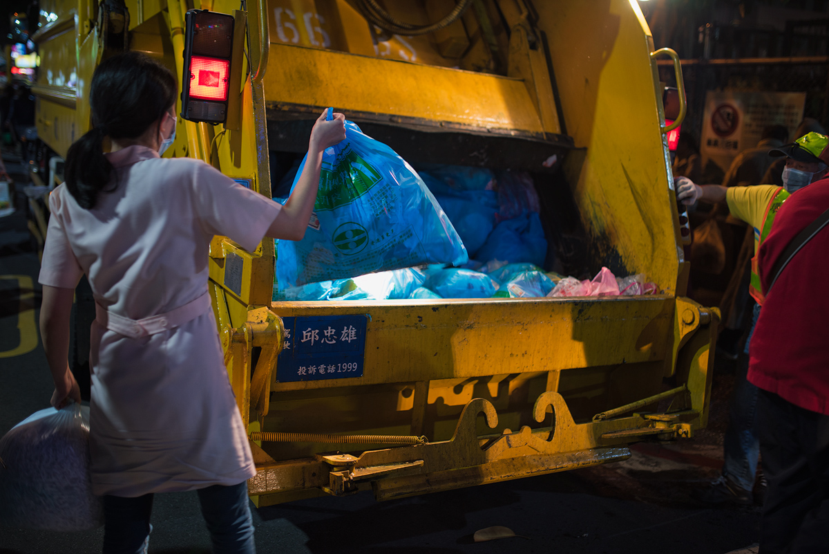 abendliche Müllentsorgung in Taipei