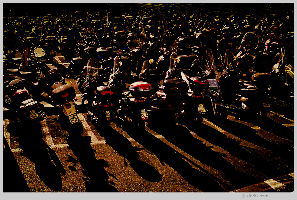 Abends sammeln sich Scooter und Motorräder, ...