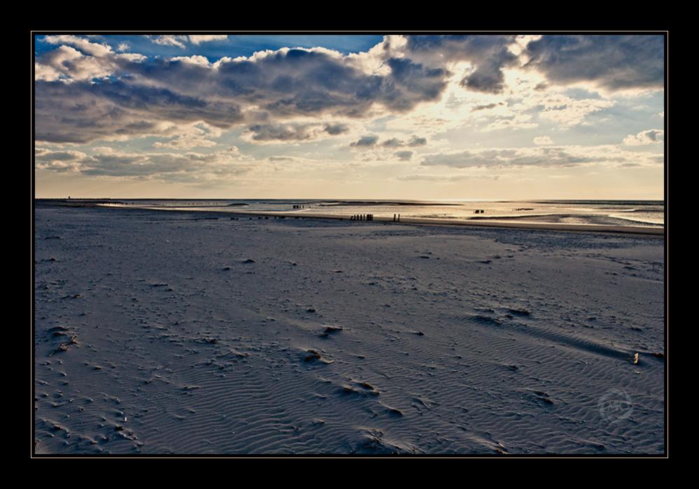 Abendstrand mit Holzbuhnenresten