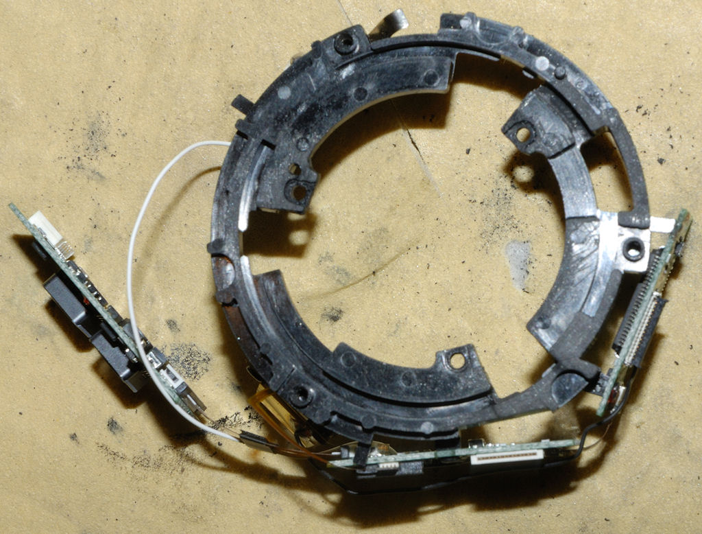 AF-S DX 18-135/3.5-5.6G ED mit abgebrochenem Bajonett und defekter Steuerungsplatine