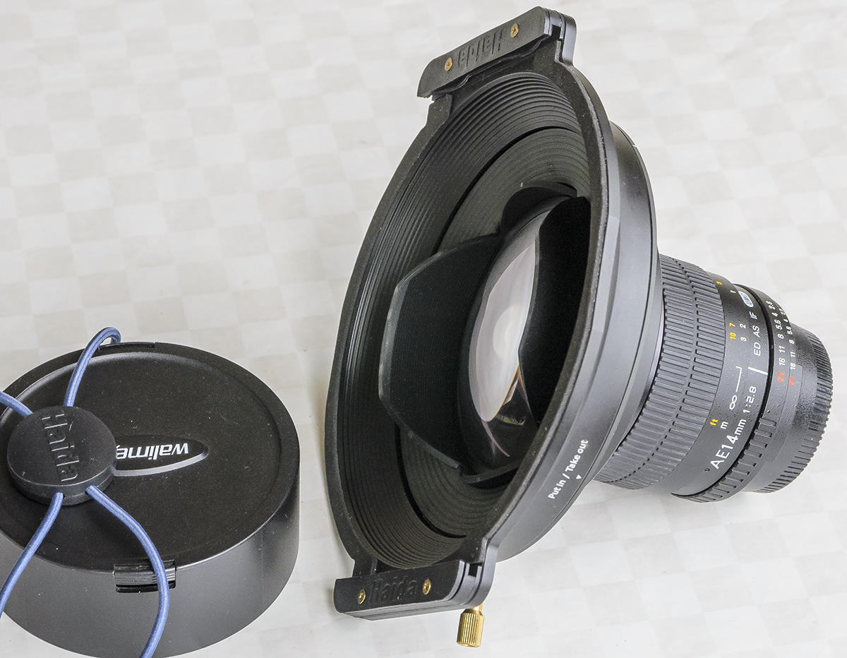 AKG 1557