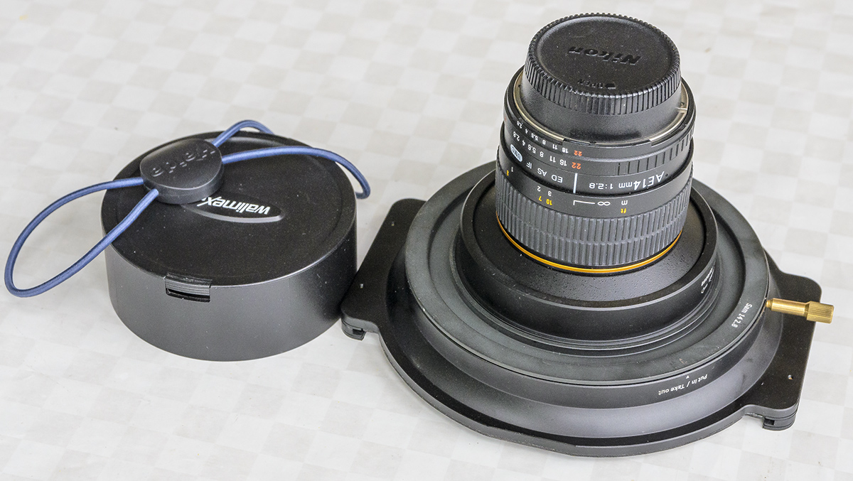 AKG 1558