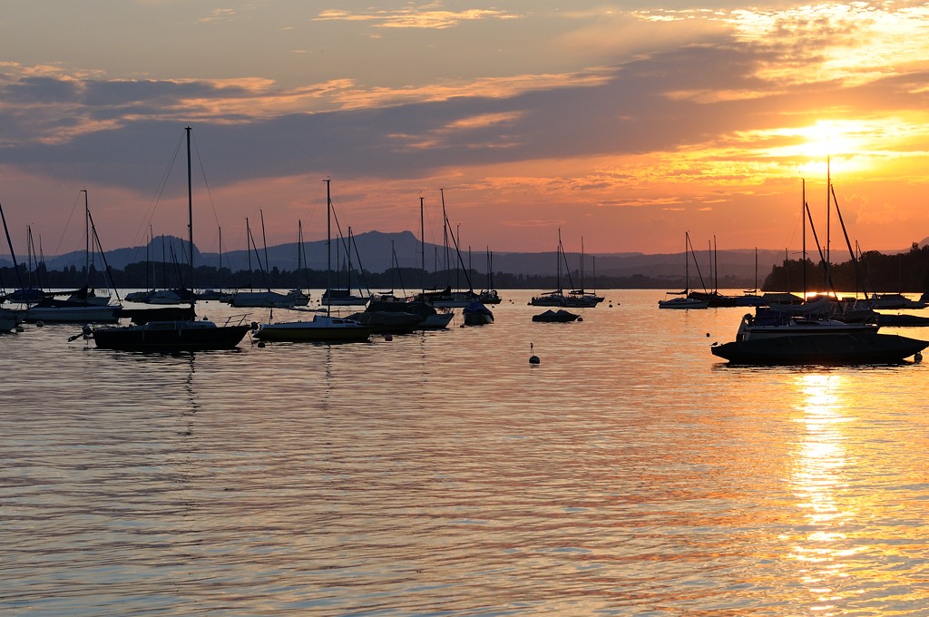 Allensbach am Bodensee, Teil Gnadensee
Sonnenuntergang über den Vulkanen des Heraus
DSD 6674