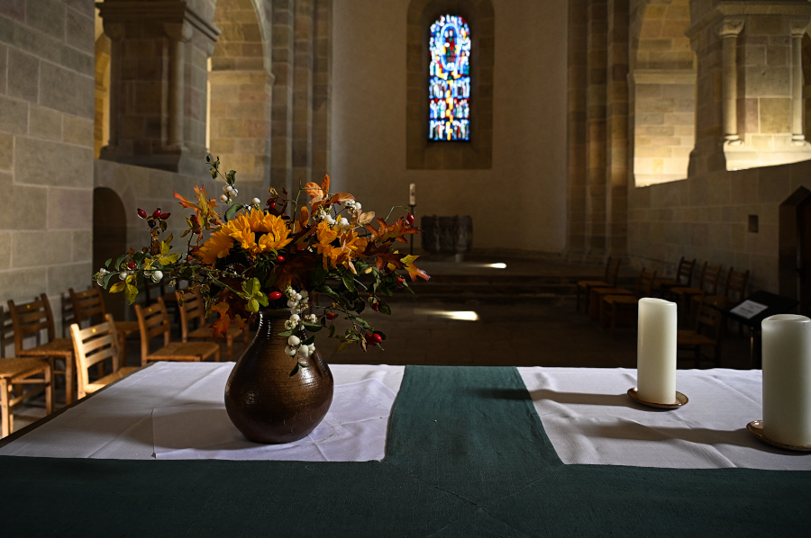 Altar Basilika St. Georg und Maria.jpg