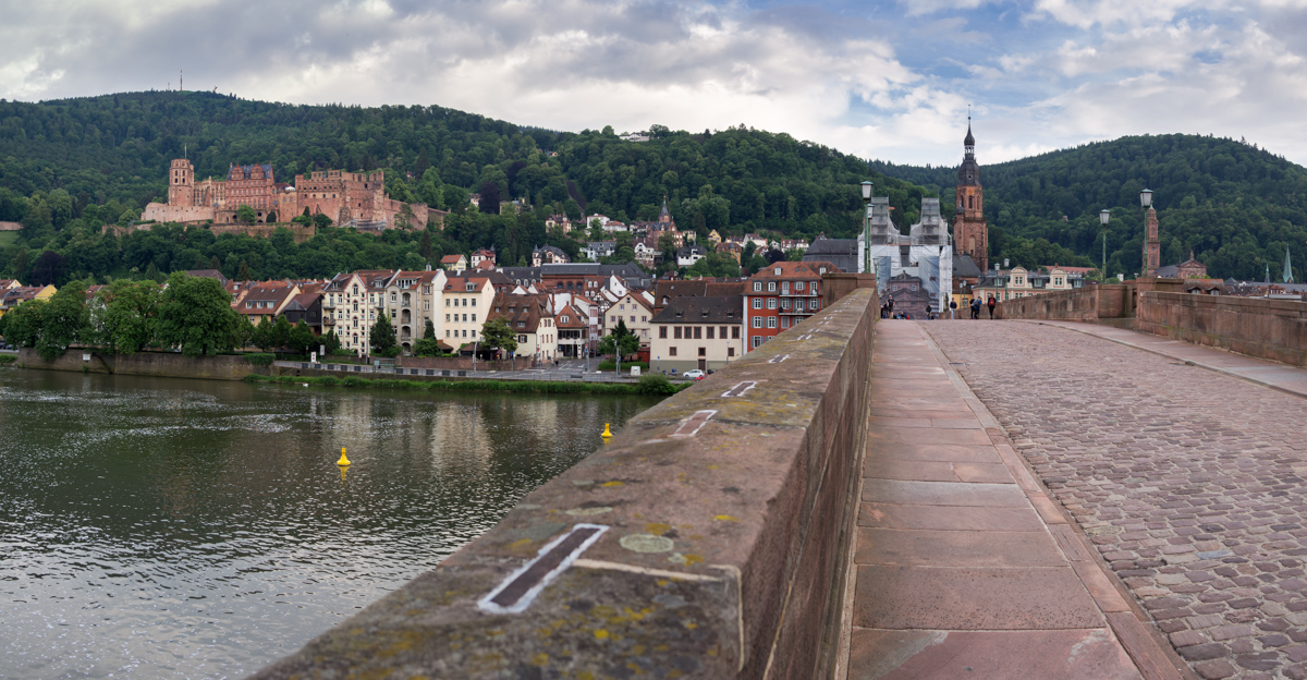 Alte Brücke in Heidelberg mit Blick zum Schloß