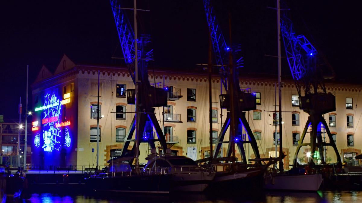 alte Ladekräne im Porto Antico bei Nacht