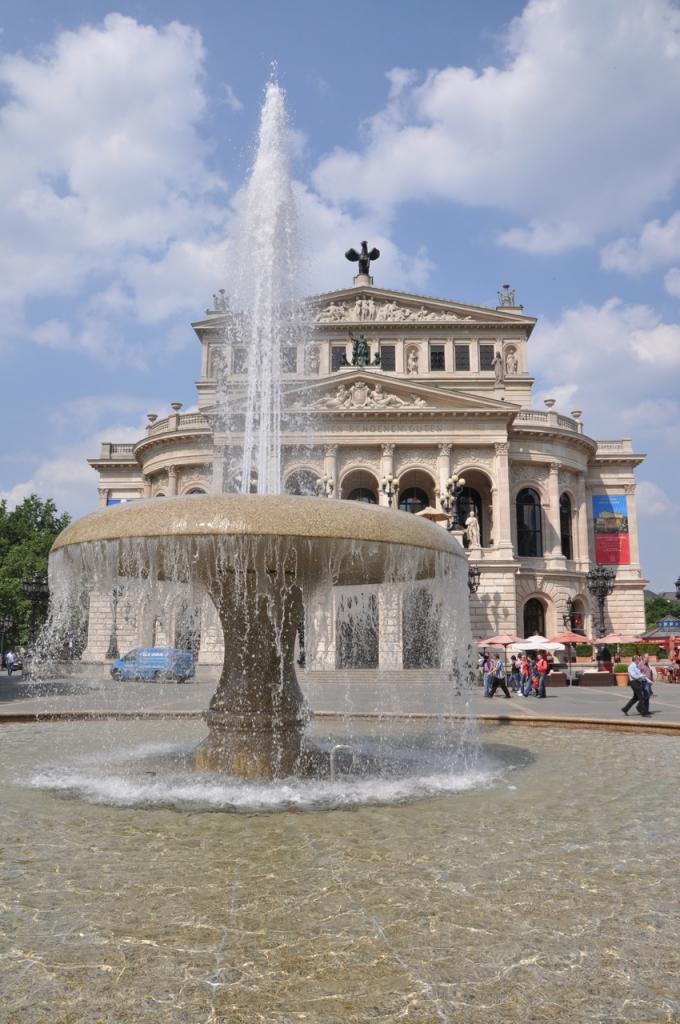 Alte Oper mit Brunnen