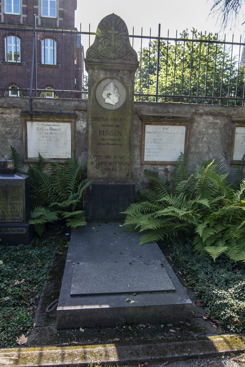 Alter Friedhof Bonn Bunsen.jpg