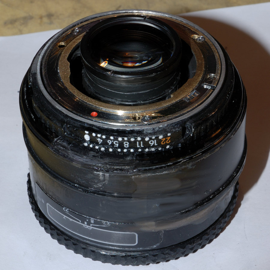 Altes SIGMA 90/2.8 MACRO-Objektiv, das öfters von der Kamera nicht erkannt werden konnte (CPU veraltet / defekt) und bei dem sowohl der AF-Antrieb als