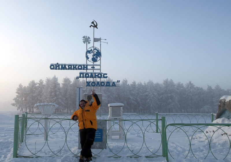 Am Denkmal von Oymyakon