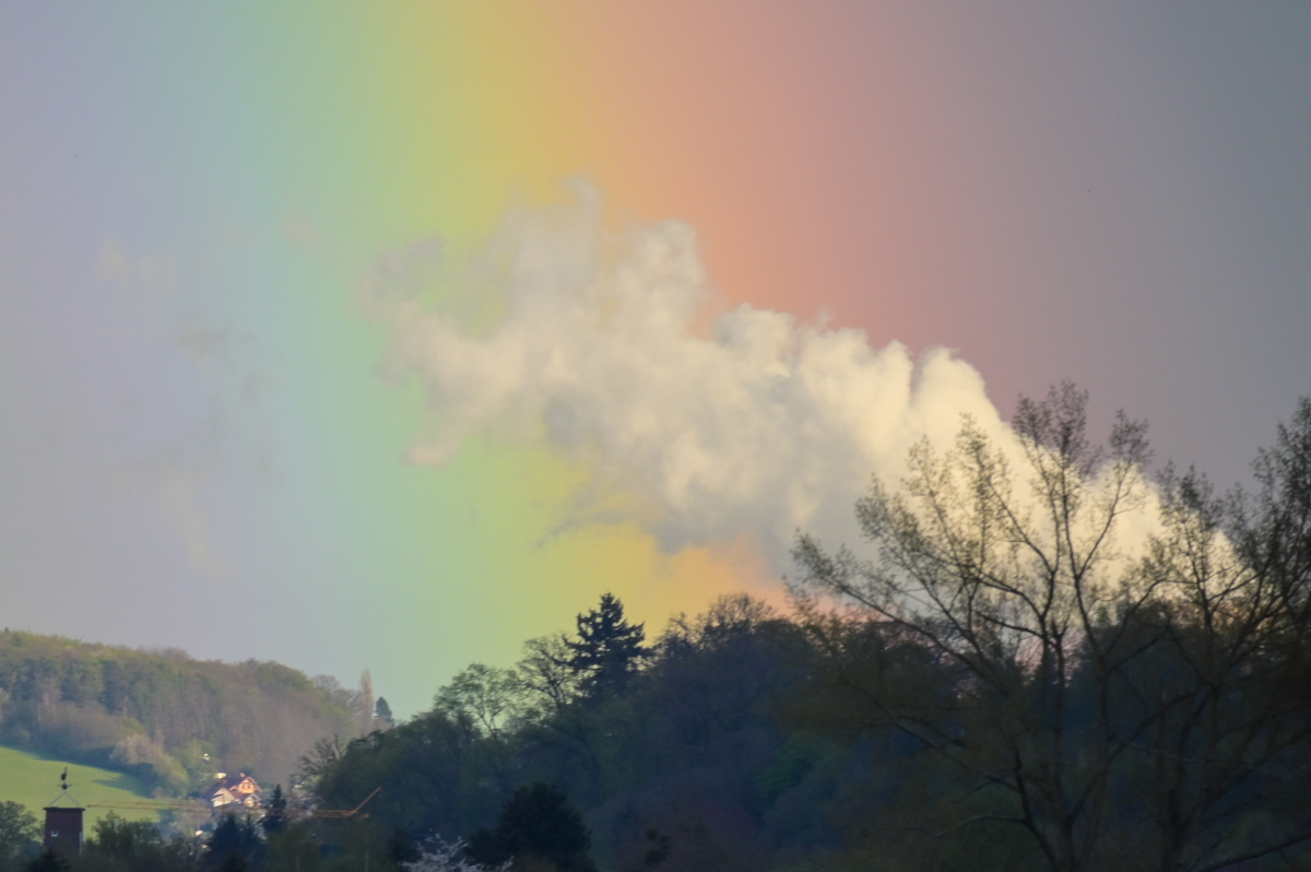 Am Ende des Regenbogens steht ein Kessel mit Gold.