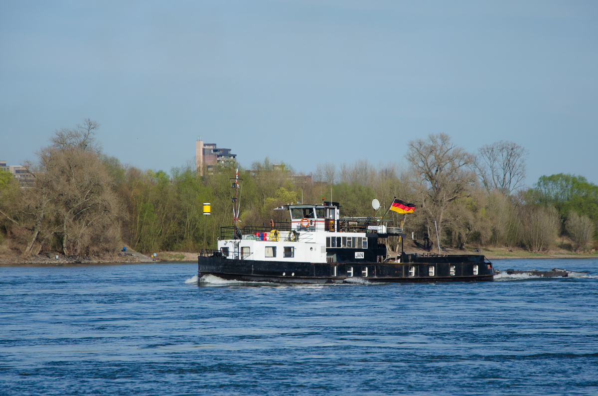 Am Rhein - wie alt ist der Schlepper wohl?