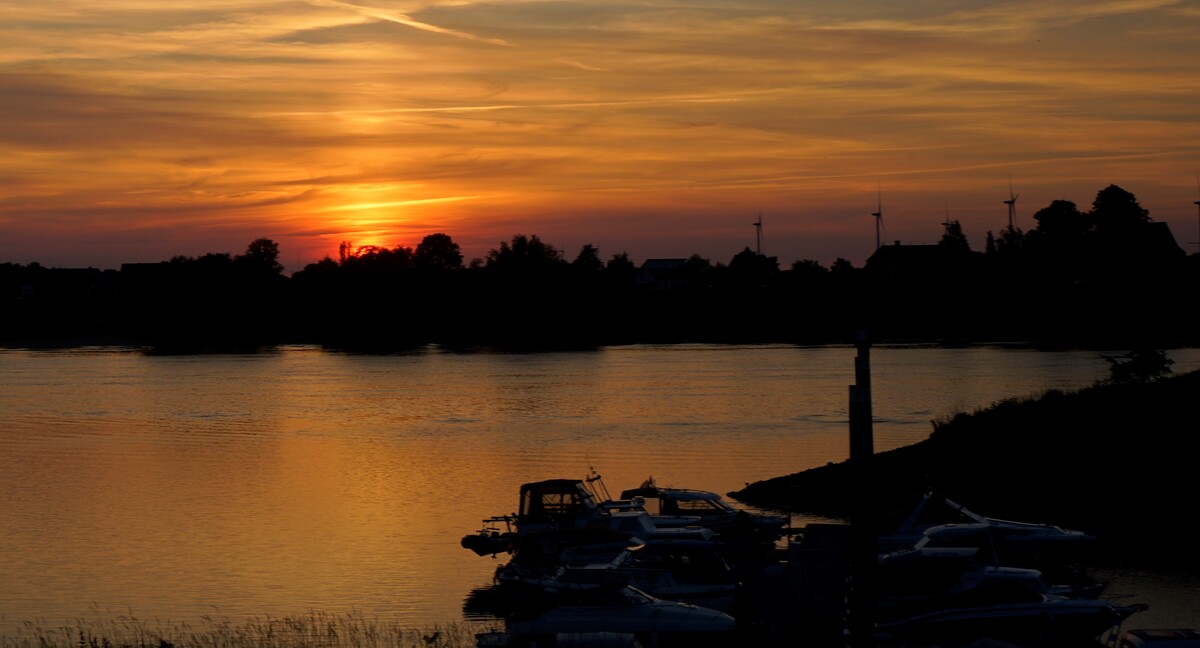 An der Elbej.peg.JPG