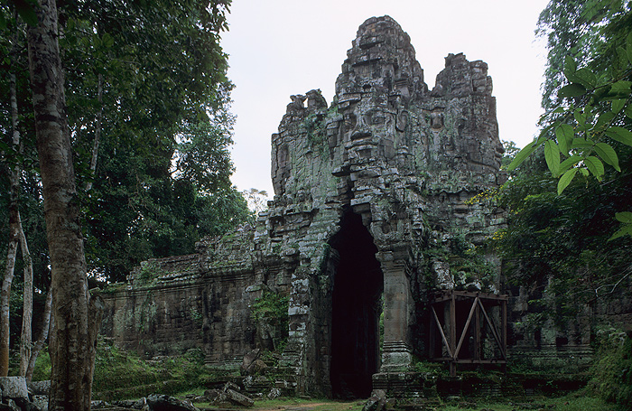 Angkor Thom - Osttor

[ Nikon F6 | PC-Nikkor 28mm/3.5 | Fuji Velvia 50 ]