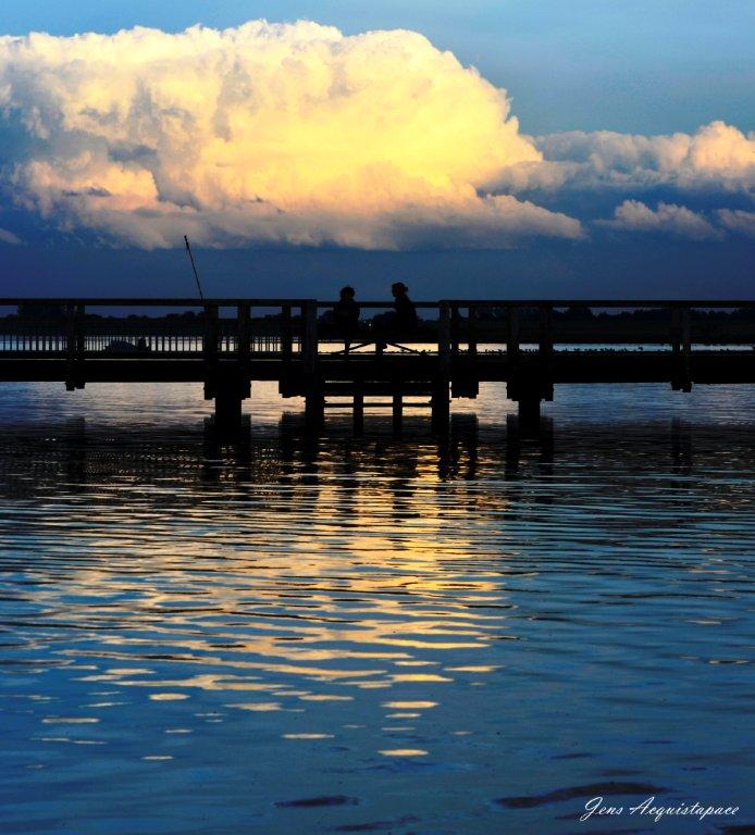 Anleger an der Nordsee. Titel: Gespräch unter Freunden