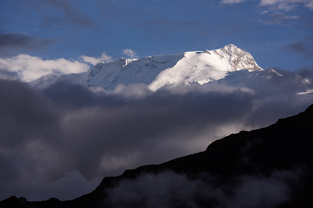 Annapurna 4 in Wolken klein